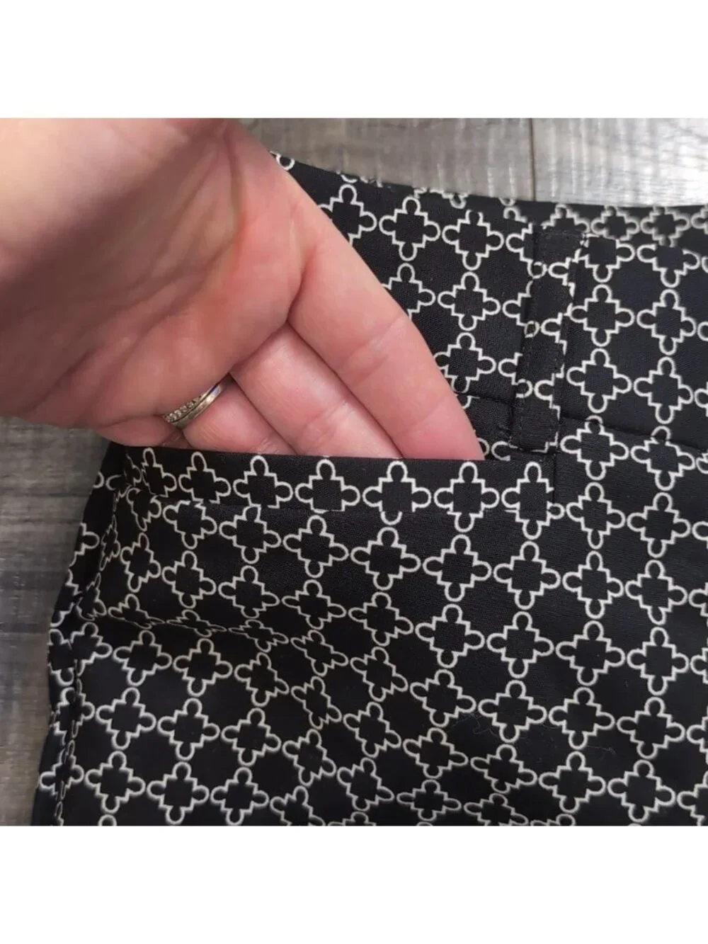 💠 Dalia Capri Trousers Womens Size 10 Black White Geometric Print Pants